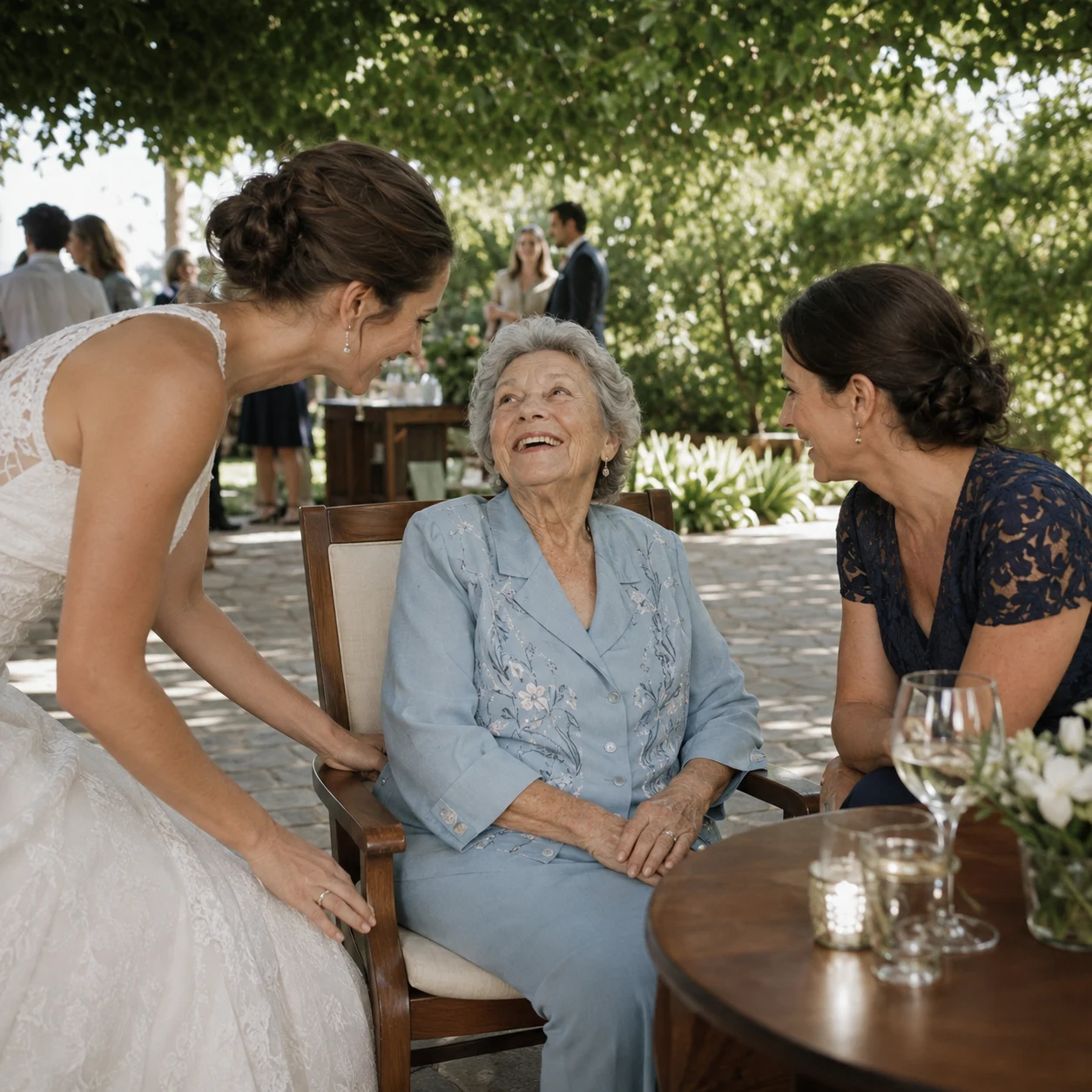 Novia compartiendo una conversación con una familiar mayor durante la recepción