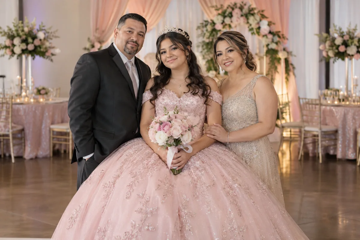 Quinceañera con su familia posando en un salón de fiesta ficticio Quinceañera con su familia posando en un salón de fiesta ficticio