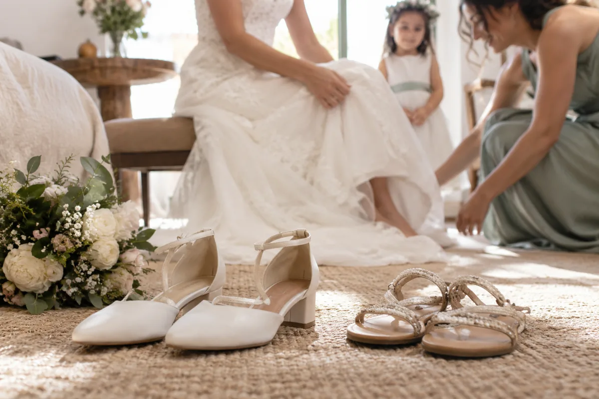 Zapatos de novia de taco bajo junto a sandalias de recambio Zapatos de novia de taco bajo junto a sandalias de recambio