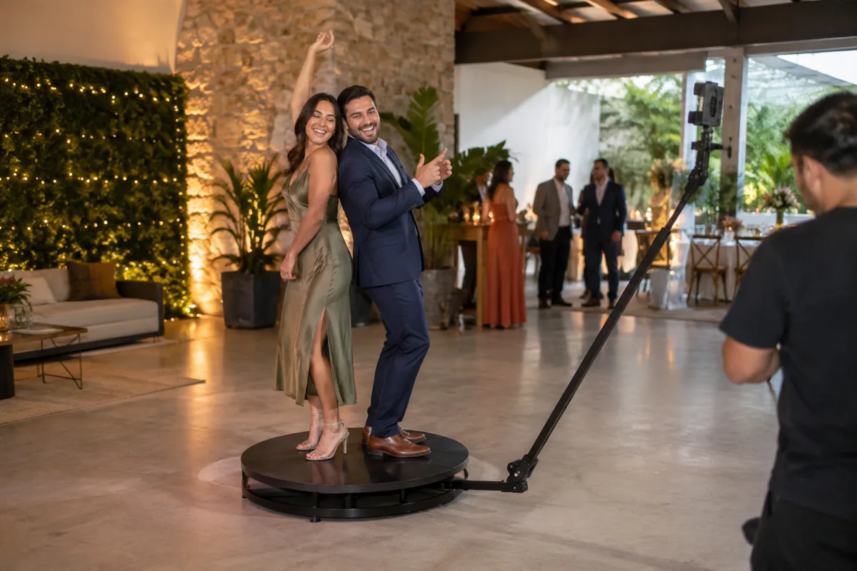 Dos adultos posando sobre una plataforma360 con operador fuera del giro Dos adultos posando sobre una plataforma360 con operador fuera del giro